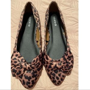 Torrid Leopard Pointed Toe Bow Flat 10W